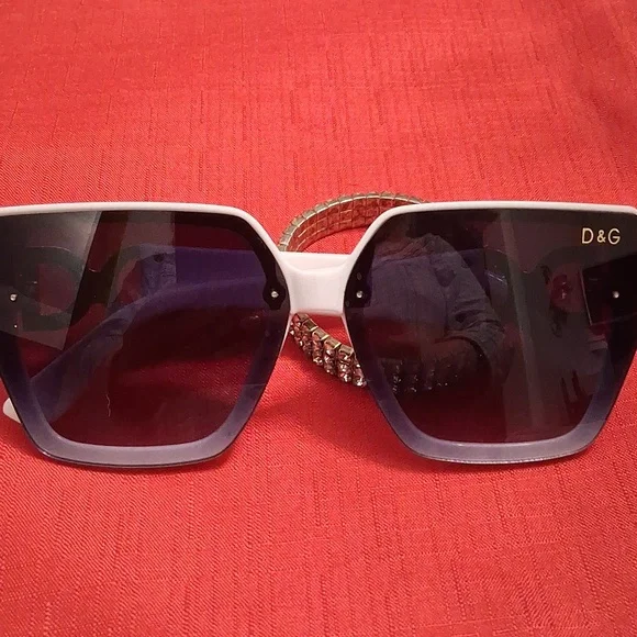 NOT QUITE FAMOUS SUNGLASSES - Picture 2 of 7